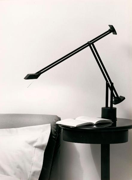 Milano - Studio Ballo&Ballo - lampada Tizio Plus di Richard Sapper ambientata su comodino con libro accanto a letto - Artemide - post 1990