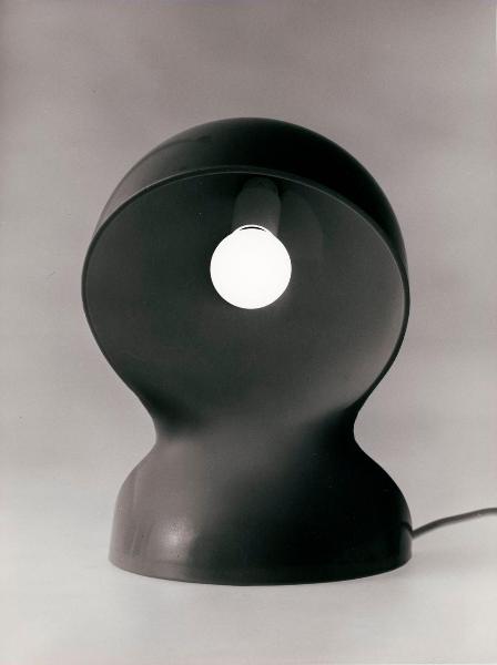 Milano - Studio Ballo&Ballo - lampada Dalù di Vico Magistretti ripresa frontalmente - Artemide - post 1966