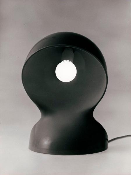 Milano - Studio Ballo&Ballo - lampada Dalù di Vico Magistretti ripresa frontalmente - Artemide - post 1966