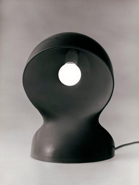 Milano - Studio Ballo&Ballo - lampada Dalù di Vico Magistretti ripresa frontalmente - Artemide - post 1966