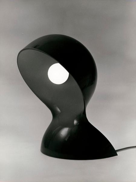 Milano - Studio Ballo&Ballo - lampada Dalù di Vico Magistretti ripresa di tre quarti - Artemide - post 1966