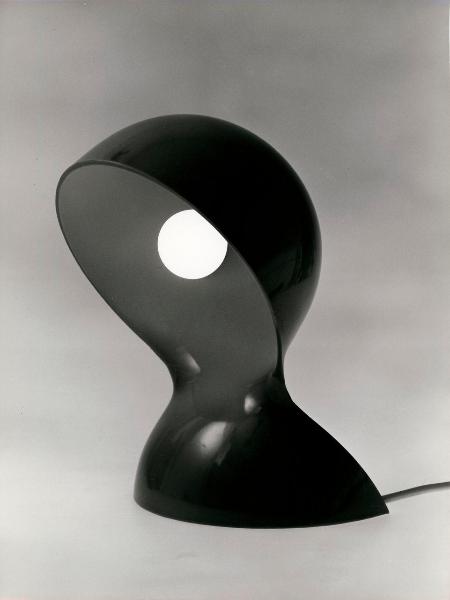 Milano - Studio Ballo&Ballo - lampada Dalù di Vico Magistretti ripresa di tre quarti - Artemide - post 1966