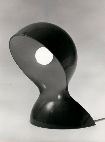 Milano - Studio Ballo&Ballo - lampada Dalù di Vico Magistretti ripresa di tre quarti - Artemide - post 1966