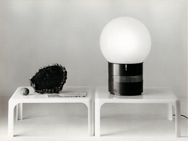 Milano - Studio Ballo&Ballo - lampada Mezzo Oracolo di Gae Aulenti ambientata su tavolino con rivista e fiore - Artemide - 1969