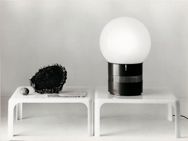 Milano - Studio Ballo&Ballo - lampada Mezzo Oracolo di Gae Aulenti ambientata su tavolino con rivista e fiore - Artemide - 1969