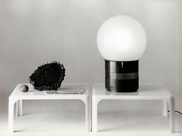 Milano - Studio Ballo&Ballo - lampada Mezzo Oracolo di Gae Aulenti ambientata su tavolino con rivista e fiore - Artemide - 1969