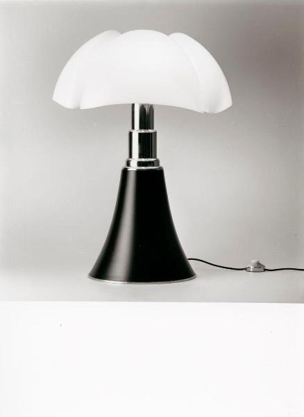 Milano - Studio Ballo&Ballo - lampada Pipistrello di Gae Aulenti - Martinelli Luce - 1966