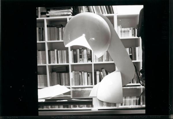 Milano - Studio Ballo&Ballo - lampada Ruspa di Gae Aulenti davanti a libreria - Martinelli Luce - 1970