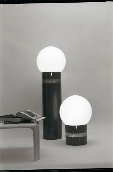 Milano - Studio Ballo&Ballo - composizione con tavolino e lampade Oracolo e Mezzo Oracolo - Artemide - 1970