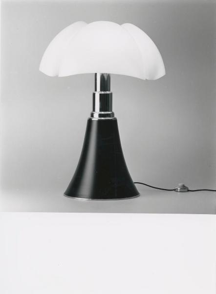 Milano - Studio Ballo&Ballo - lampada Pipistrello di Gae Aulenti - Martinelli Luce - 1966