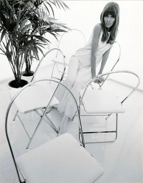 Milano - Studio Ballo&Ballo - composizione di sedie April di Gae Aulenti con modella - 1954-1994