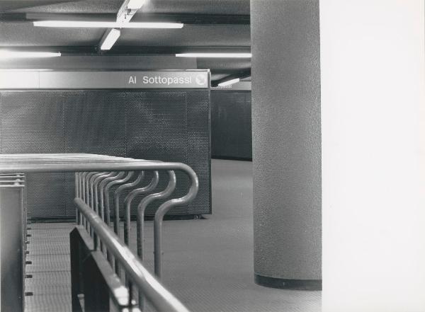 Milano - Linea 1 Metropolitana Milanese - interno di una stazione delle linea Rossa della Metropolitana Milanese - 1971