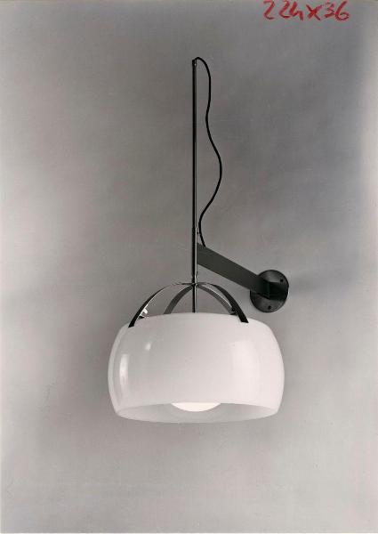 Milano - Studio Ballo&Ballo - lampada da parete Omega di Vico Magistretti - Artemide - 1964