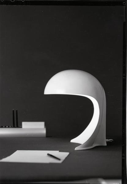 Milano - Studio Ballo&Ballo - lampada Dania di Dario Tognon ambientata con fogli e penne - Artemide - 1972