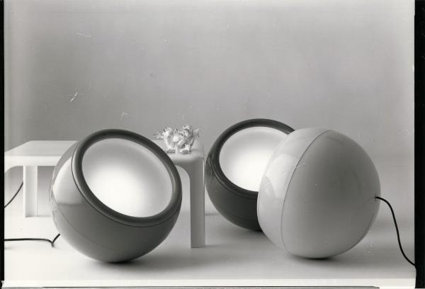 Milano - Studio Ballo&Ballo - composizione con tre lampade da terra Pallade di Studio Tetrarch e tavolo - Artemide - 1969