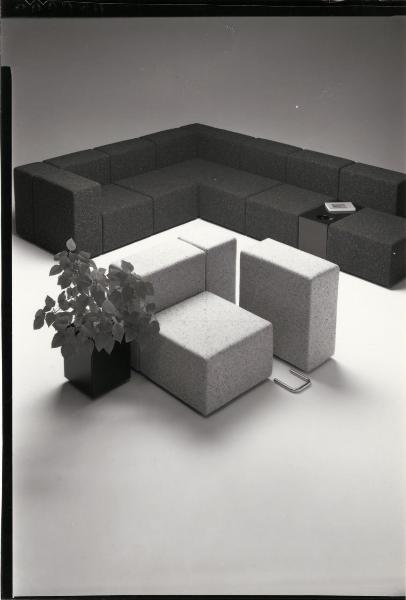 Milano - Studio Ballo&Ballo - composizione di due divani modulari del Sistema 61 di Giancarlo Piretti - Anonima Castelli - 1975