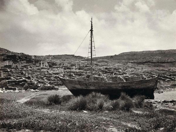 Sito archeologico - Grecia - Delo - Quartiere del teatro - Barca a vela - Rovine