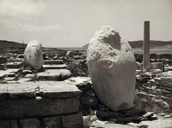 Sito archeologico - Grecia - Delo - Sculture: torso della statua colossale di Apollo - Rovine