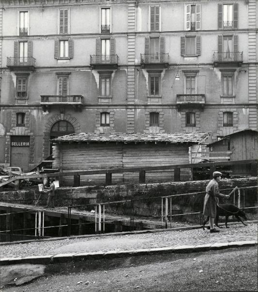 Milano - Veduta urbana animata - Naviglio Grande