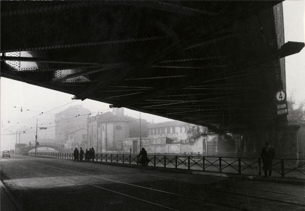 Milano - Veduta urbana animata - Naviglio Grande