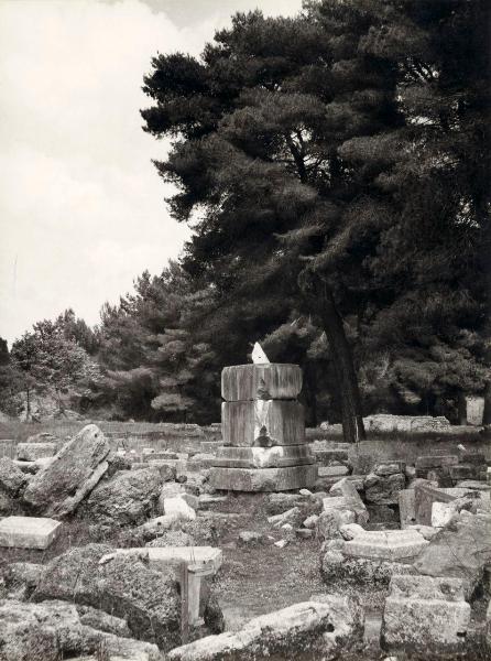 Sito archeologico - Grecia - Olimpia - Scultura: base della statua di Nike - Paionios (Paeonius) - Rovine - Vegetazione - Alberi