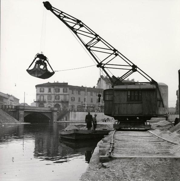 Milano - Veduta urbana - Darsena - macchinario per l'estrazione della ghiaia