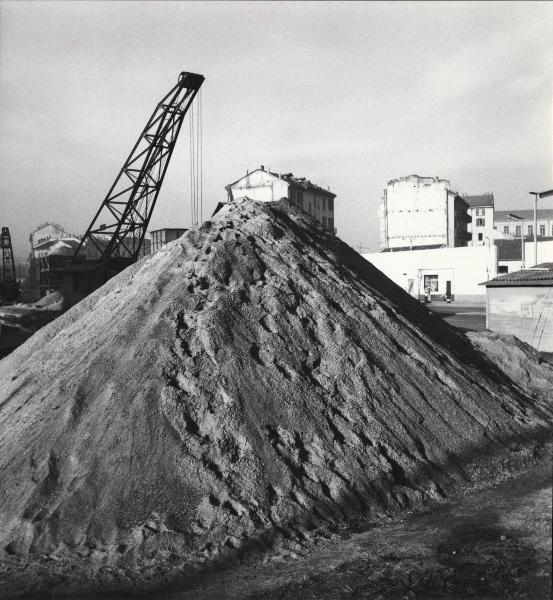 Milano - Veduta urbana - Darsena - estrazione della ghiaia