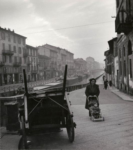 Milano - Veduta urbana animata - Naviglio Grande