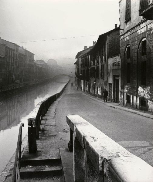 Milano - Veduta urbana animata - Naviglio Grande