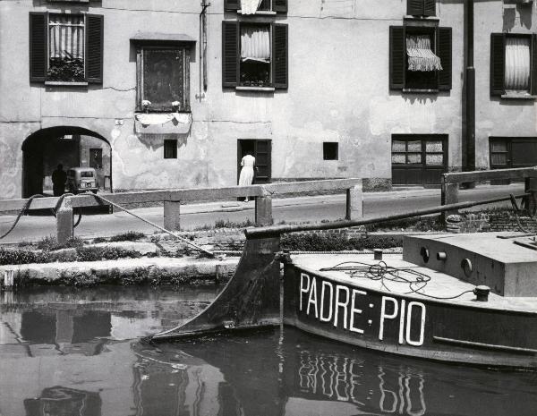 Milano - Veduta urbana animata - Naviglio Grande - imbarcazione