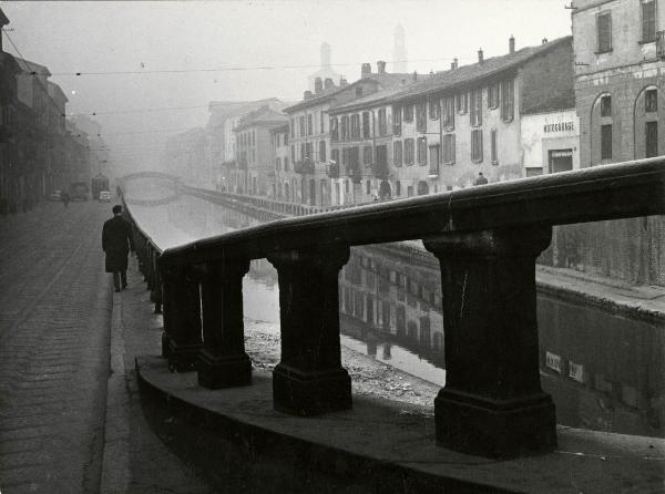 Milano - Veduta urbana animata - Naviglio Grande