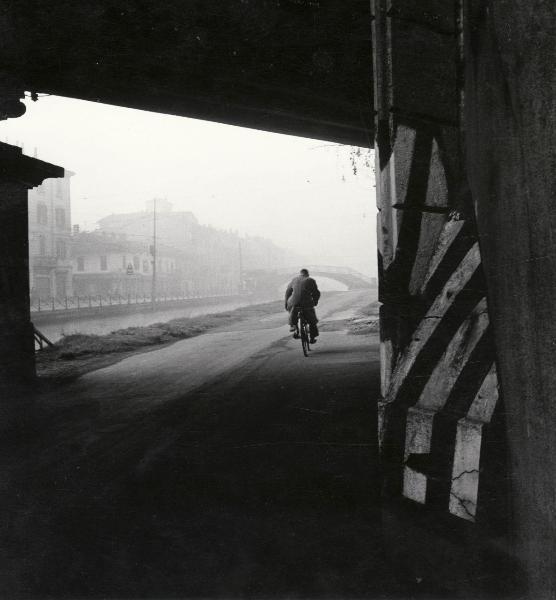 Milano - Veduta urbana animata - Navigli - bicicletta