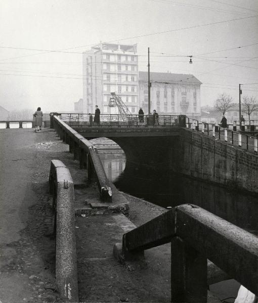 Milano - Veduta urbana animata - periferia - navigli