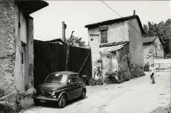 Milano - Veduta urbana animata - periferia - automobile