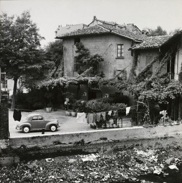 Milano - Veduta urbana - periferia - automobile