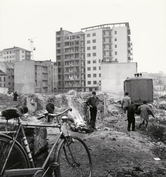 Milano - Veduta urbana animata - periferia - bicicletta