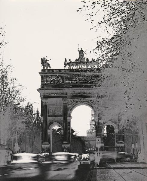 Milano - Veduta urbana animata - Arco della Pace - automobili