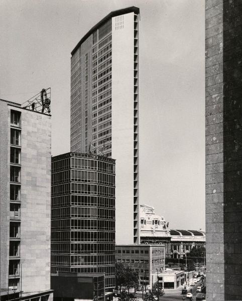 Milano - Veduta urbana - Stazione Centrale - Grattacielo Pirelli - Palazzo Lane Rossi - Palazzo Galbani