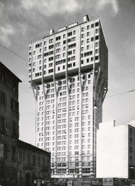 Milano - Veduta urbana - Torre Velasca - cantiere