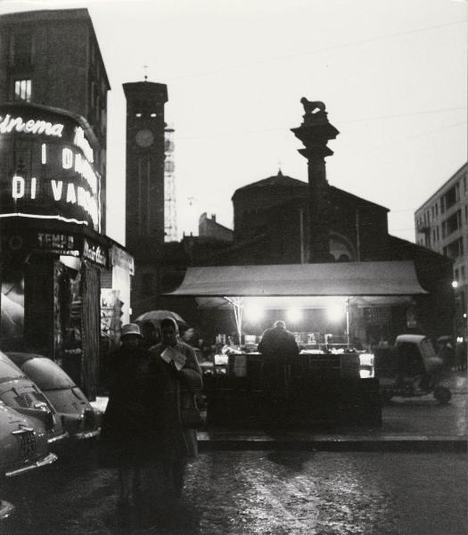 Milano - Veduta urbana animata - piazza San Babila