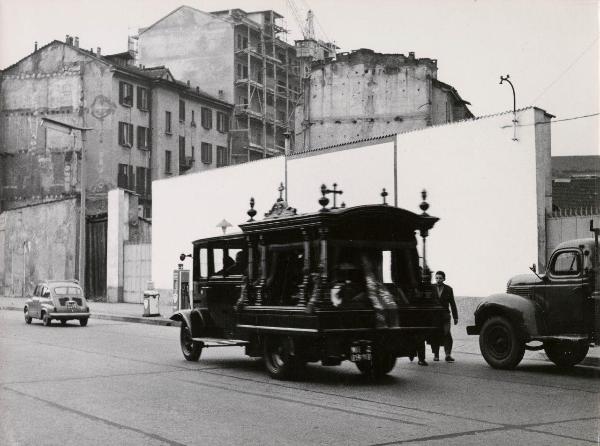 Milano - Veduta urbana - carro funebre