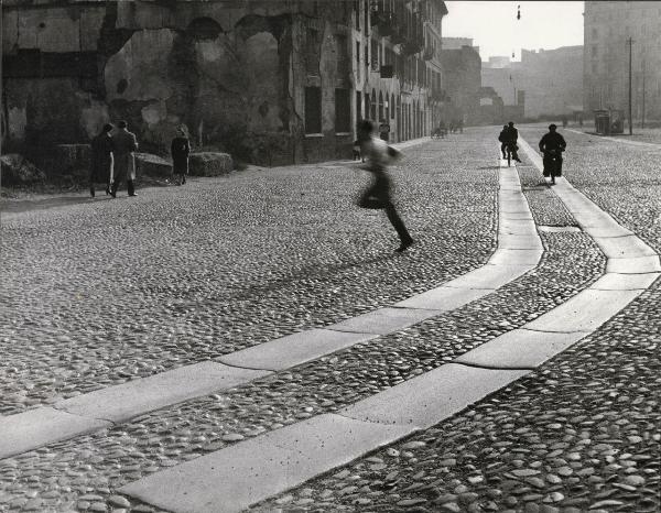 Milano - Veduta urbana animata - piazza della Vetra