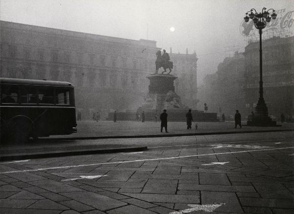 Milano - Veduta urbana animata - piazza del Duomo
