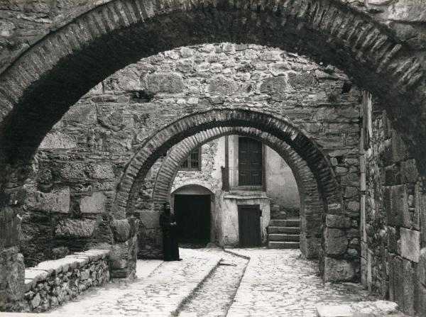 Grecia - Distomo, Steiri - Monastero di Hosios Loukas (San Luca) - Esterno - Convento - Archi - Monaco