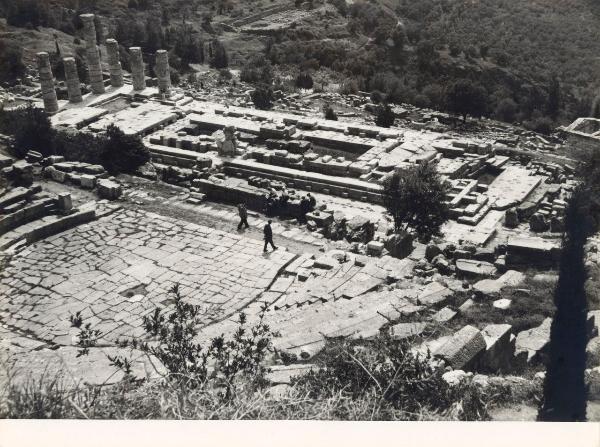 Sito archeologico - Grecia - Delfi - Teatro: scena - Tempio di Apollo