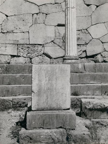 Sito archeologico - Grecia - Delfi - Stoà degli Ateniesi (portico) - Muro poligonale, stilobate, colonne