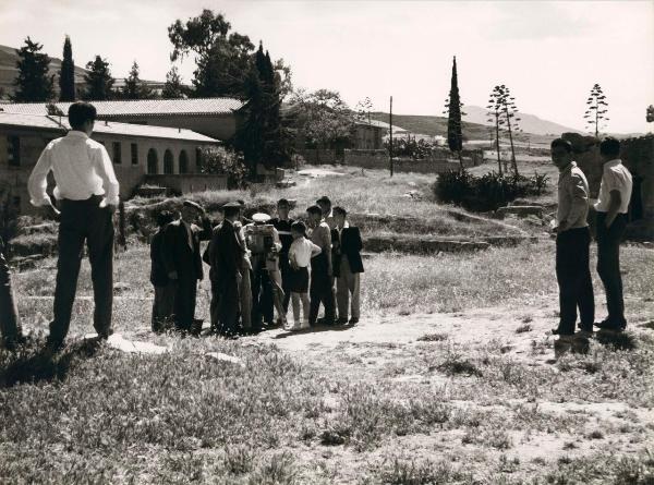 Sito archeologico - Grecia - Corinto - Esterno - Gruppo di ragazzi, uomini