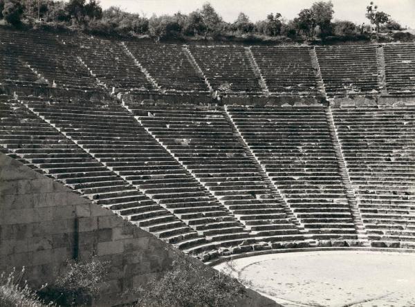 Sito archeologico - Grecia - Epidauro - Teatro - Cavea, orchestra, scale - Gradinate