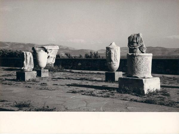 Grecia - Eleusi - Museo archeologico - Esterno - Terrazza - Sculture - Statue, urne cinerarie, capitello