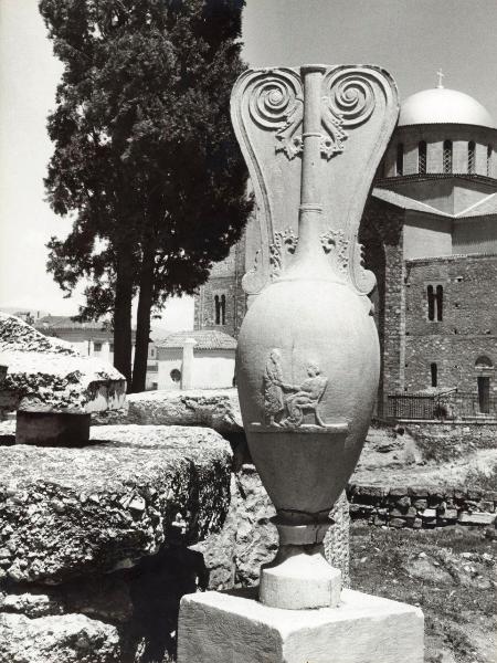 Scultura - Lutroforo, vaso - Sito archeologico - Grecia - Atene - Cimitero del ceramico (Keramikos)